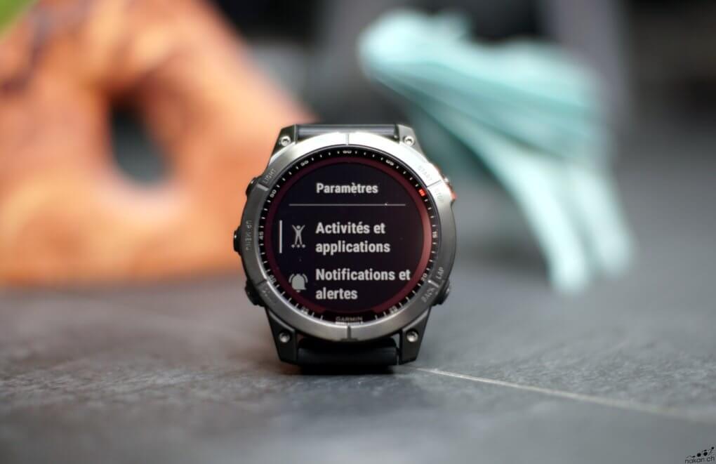 Garmin - Vivoactive 3 - Montre Connectée de Sport avec GPS et Cardio  Poignet (Ecran : 1,6 Pouces) - Argent avec Bracelet Blanc (Reconditionné)